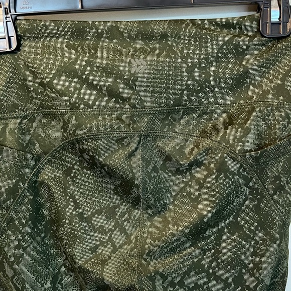 Target 7/8 Cropped Workout Leggings - Picture 5 of 5